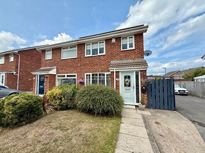 3 Bedroom Semi-detached House For Sale In Amberwood Close, Clavering, TS27