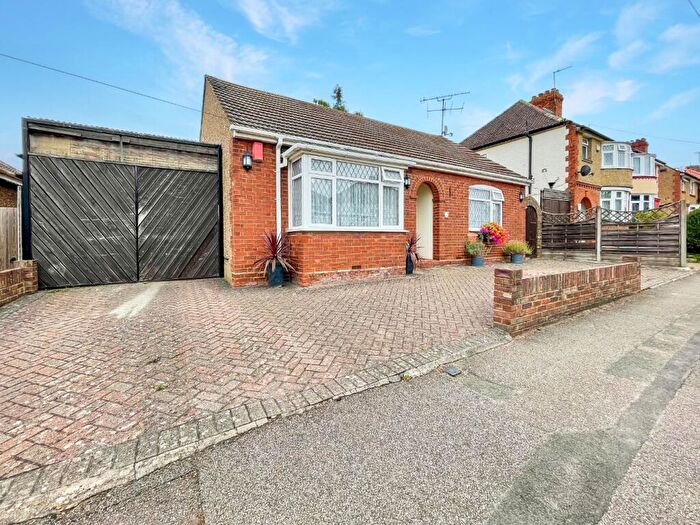 3 Bedroom Detached Bungalow For Sale In Warden Hill Road, Luton, Bedfordshire, LU2