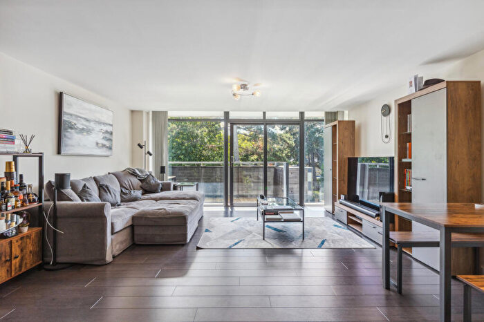 2 Bedroom Flat To Rent In Brunel Court, Newsom Place, St. Albans, Hertfordshire, AL1