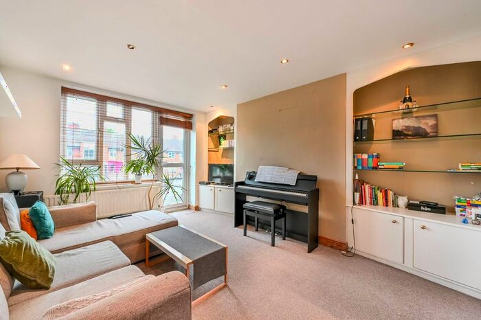 2 Bedroom Flat For Sale In Manor Road, Stoke Newington, London, N16