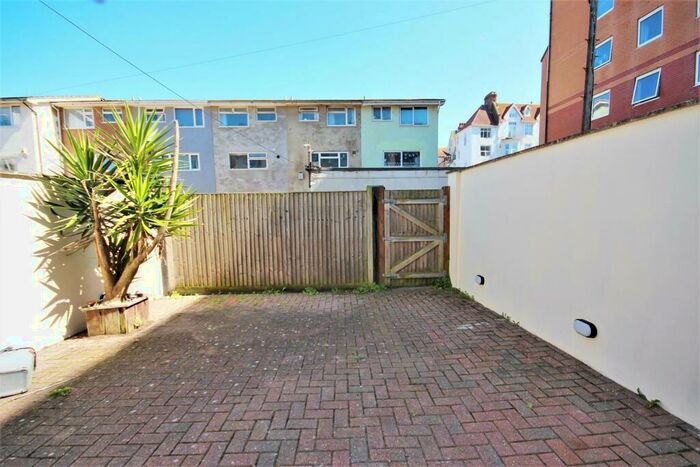 2 Bedroom Flat To Rent In West View, Seaford, East Sussex, BN25