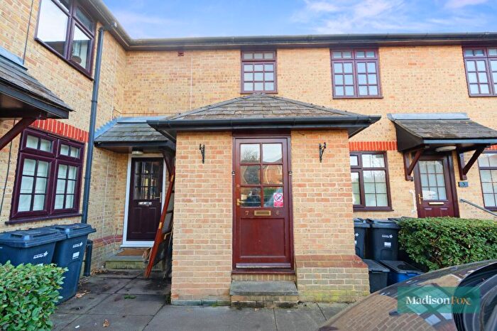 2 Bedroom Apartment For Sale In Westfield Park Drive, Woodford Green, IG8
