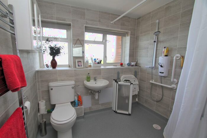 2 Bedroom Flat For Sale In Cliff Road, Eastbourne, BN20