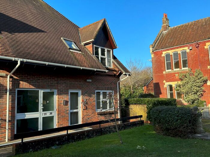1 Bedroom Flat To Rent In Nightingale House, Romsey, SO51