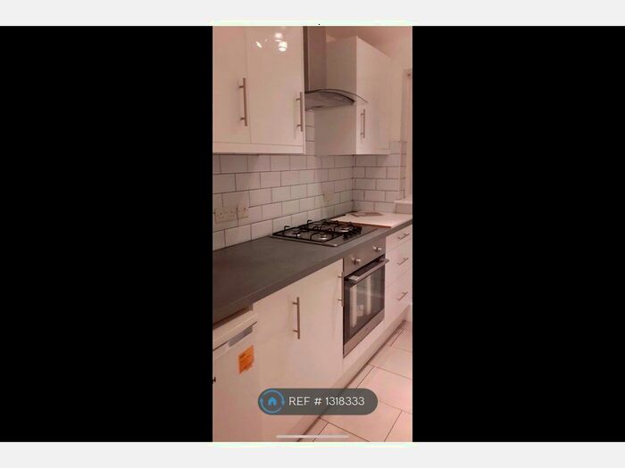 2 Bedroom Flat To Rent In Vine Court, Hersham, Walton-On-Thames KT12