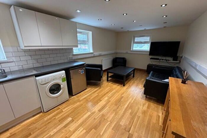 3 Bedroom Flat To Rent In Elm Street Cardiff, CF24