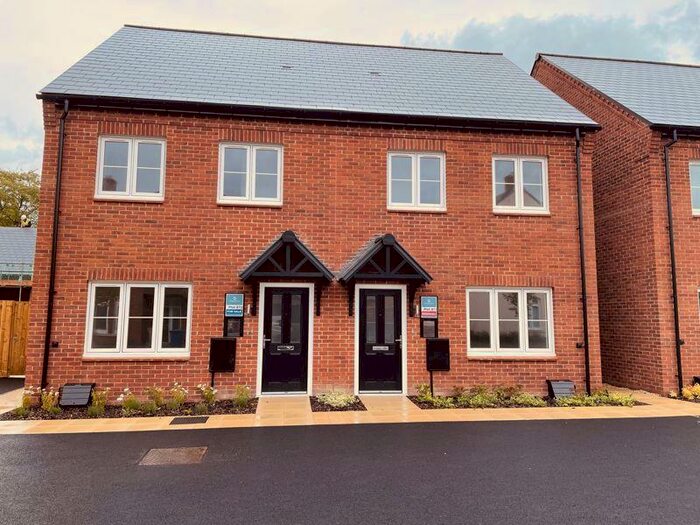 3 Bedroom Semi-Detached House To Rent In Walker Road, Bicester, OX25