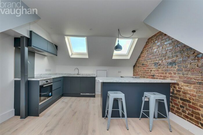 2 Bedroom Flat To Rent In Whitehawk Road, Brighton, BN2