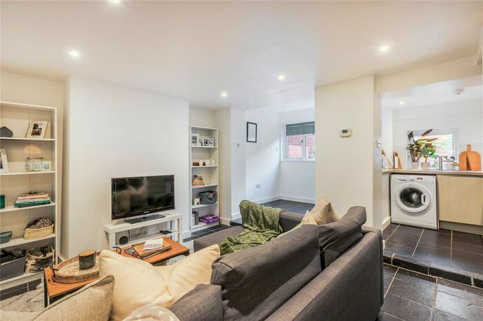 1 Bedroom Flat To Rent In Garratt Lane, Tooting, London, SW17