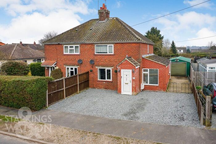 3 Bedroom Semi-Detached House For Sale In Grange Close, Hoveton, Norwich, NR12