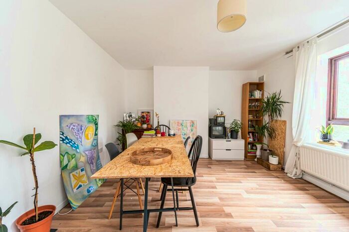 3 Bedroom Flat To Rent In Newington Green, Stoke Newington, London, N1