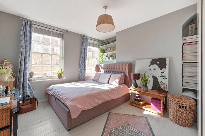 2 Bedroom Flat To Rent In Vicarage Crescent, London, SW11