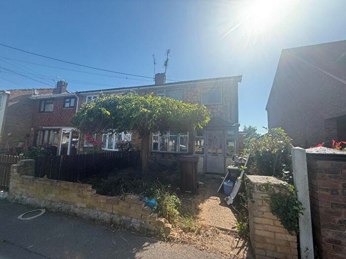 3 Bedroom End Of Terrace House For Sale In May Avenue, Canvey Island, SS8
