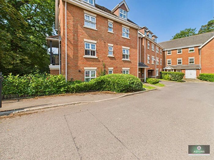 2 Bedroom Flat For Sale In Worth Park Avenue, Pound Hill, RH10