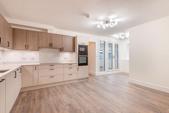 2 Bedroom Flat To Rent In Burrows Lane, Gomshall, GU5