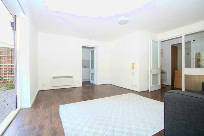 2 Bedroom Flat To Rent In Garrick Crescent, Croydon, CR0