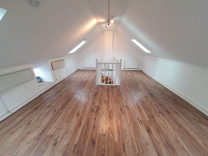 4 Bedroom Semi-Detached House To Rent In The Causeway, East Finchley, London, N2