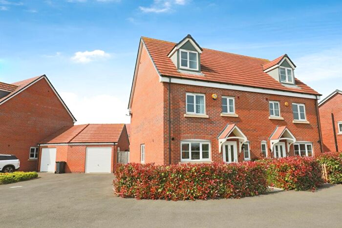 4 Bedroom Semi-Detached House For Sale In Enstone Way, Wellesbourne, Warwick, CV35