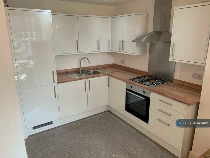 2 Bedroom Flat To Rent In Oakwood Lane, Leeds, LS8