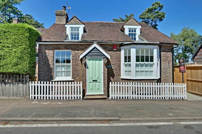 2 Bedroom Cottage To Rent In Camlet Way, Hadley Wood, EN4