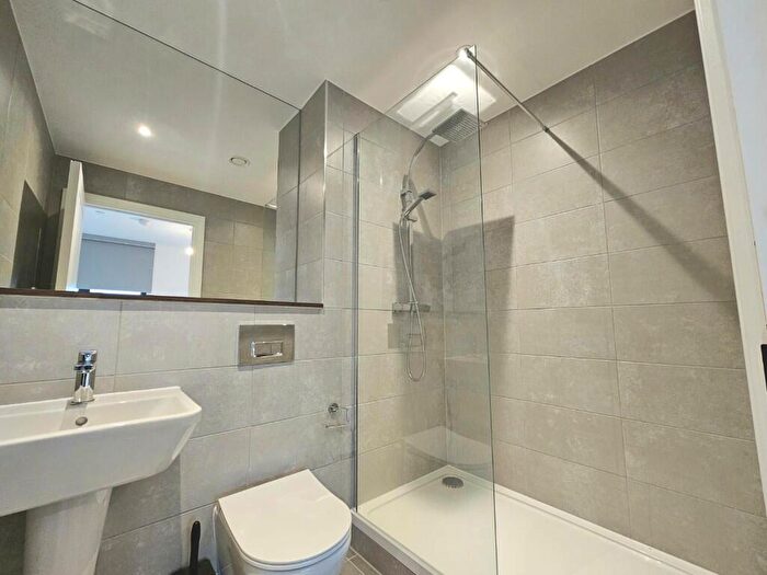 2 Bedroom Apartment To Rent In Whitehall Road, Leeds, West Yorkshire, LS12