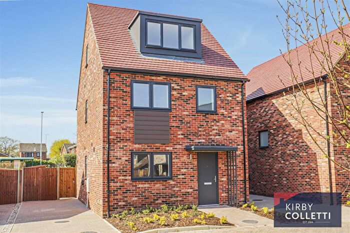 3 Bedroom Detached House For Sale In Fourfields Drive, Cheshunt, EN7