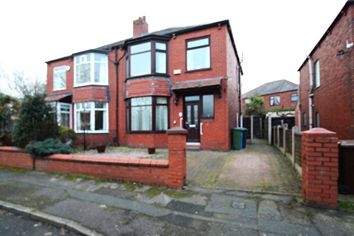 3 Bedroom Semi Detached House For Sale In Lyndhurst Avenue, Ashton-Under-Lyne, OL6