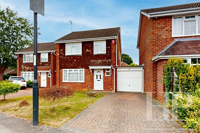 3 Bedroom Link Detached House For Sale In Grattons Drive, Crawley, RH10