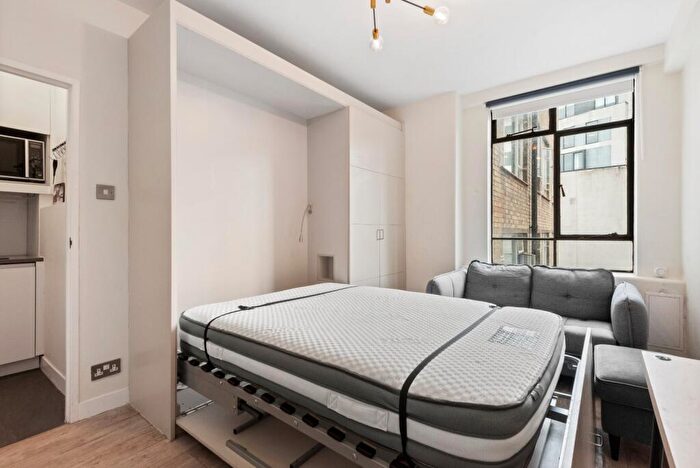 Flat To Rent In Florin Court, - Charterhouse Square, EC1M