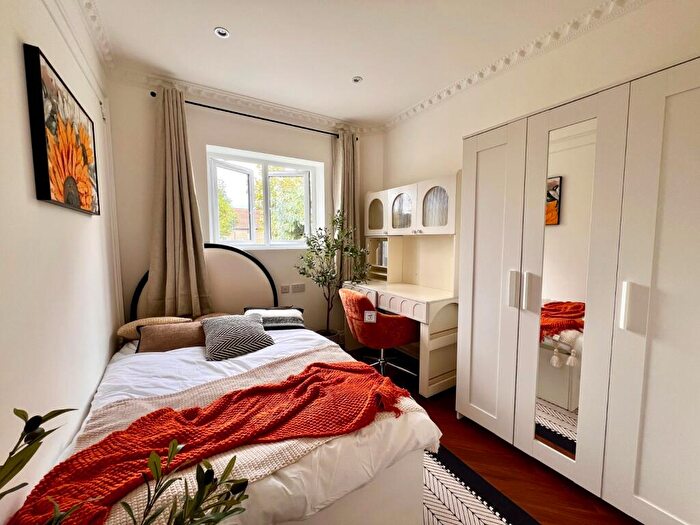 Flat To Rent In Drapers Road, Canary Wharf, E15