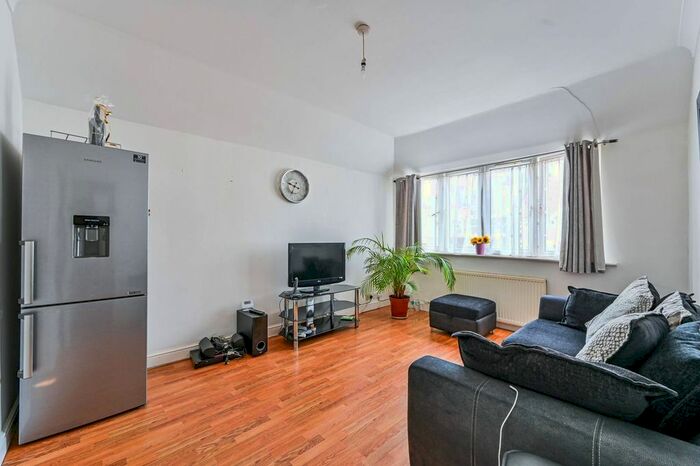 3 Bedroom Flat To Rent In Norbury Crescent, Norbury, London, SW16