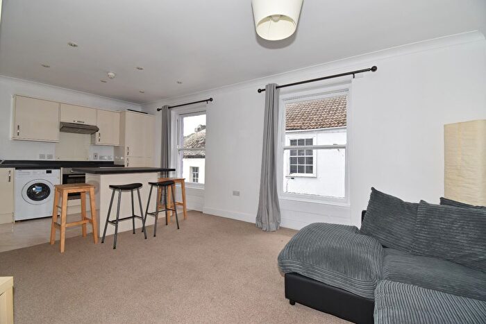 3 Bedroom Flat To Rent In Top Floor Flat, High Street, Falmouth, TR11
