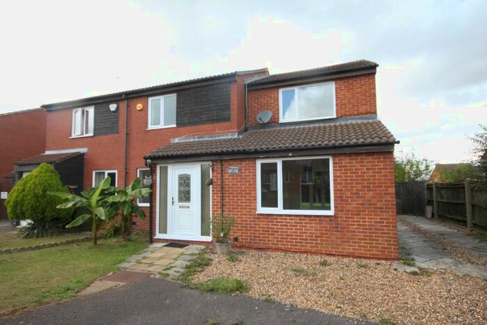 4 Bedroom Semi-Detached House To Rent In Linnet Close, Luton, LU4