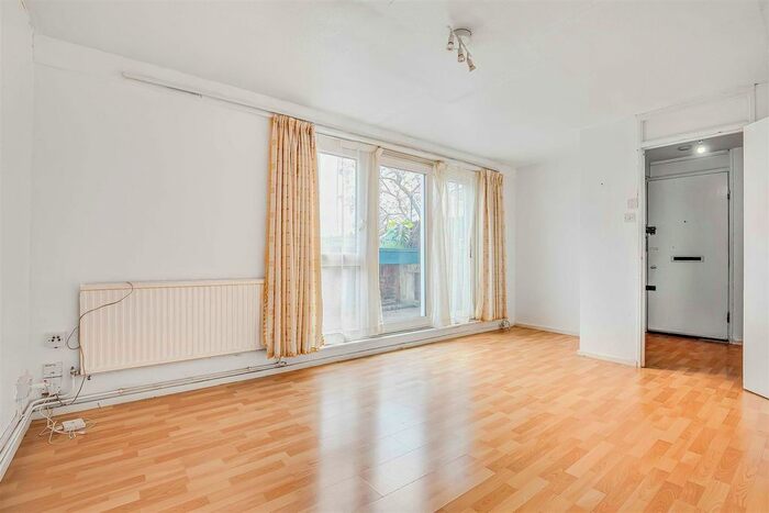 3 Bedroom Flat To Rent In Tomlins Walk, London, N7