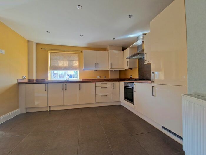 2 Bedroom Flat To Rent In Chapel Drove, Hedge End, SO30