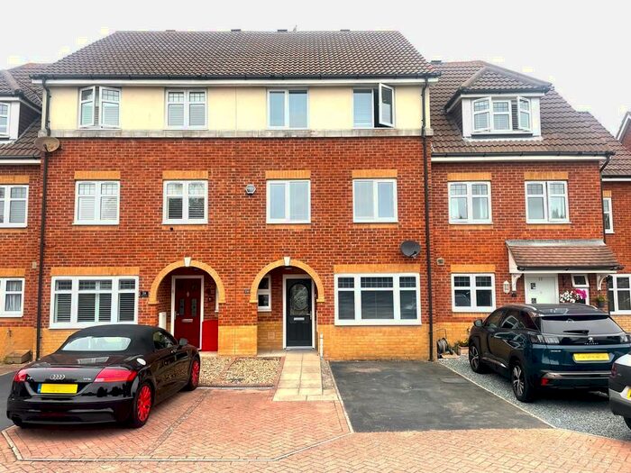 4 Bedroom Terraced House To Rent In Fitzroy Drive, Lee-on-the-Solent, PO13