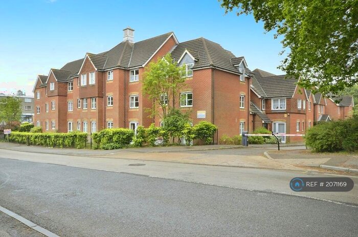 1 Bedroom Flat To Rent In Chaldon Road, Caterham, CR3