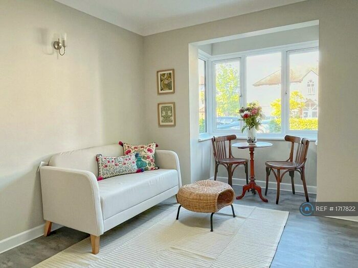 1 Bedroom Flat To Rent In Cotswold Way, Worcester Park, KT4