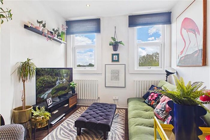 2 Bedroom Flat For Sale In Streatham High Road, London, SW16