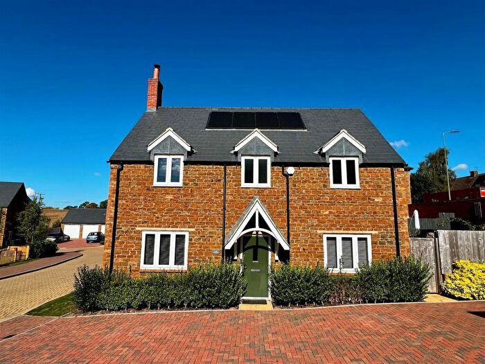 3 Bedroom Detached House For Sale In Vera Wood Close, Adderbury, OX17