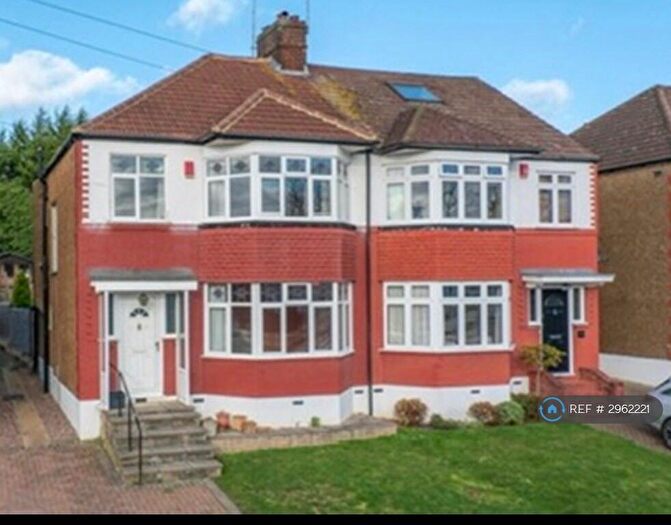 3 Bedroom Semi-Detached House To Rent In Willow Walk, London, N21