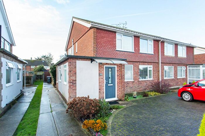 2 Bedroom Flat For Sale In Kite Farm, Whitstable, Kent, CT5