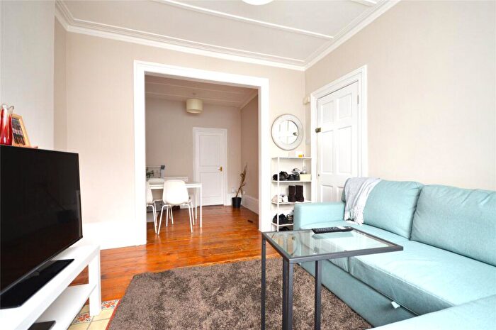 2 Bedroom Apartment To Rent In St John's Hill, London, London, SW11