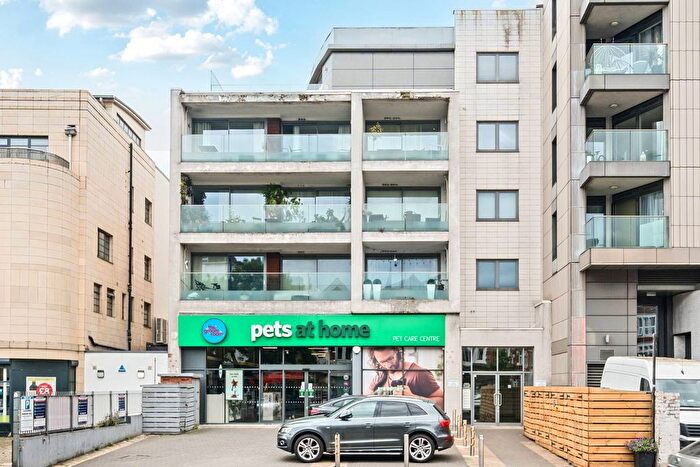 2 Bedroom Flat To Rent In Balham Hill, Clapham South, London, SW12