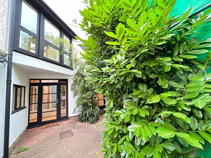 3 Bedroom Mews To Rent In Caledonian Road, Islington, N7