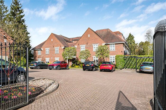 2 Bedroom Flat For Sale In Gills Hill, Radlett, Hertfordshire, WD7