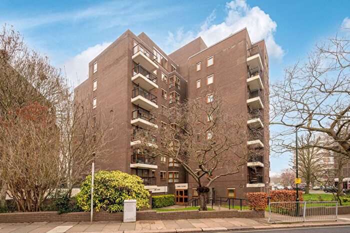 2 Bedroom Flat For Sale In Lime Court, Gipsy Lane, West Putney, London, SW15