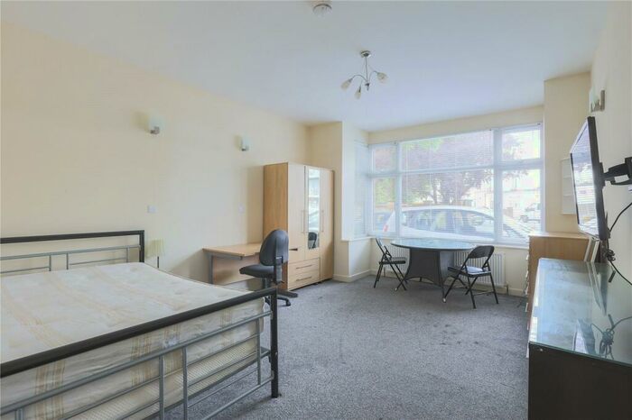 3 Bedroom Apartment To Rent In Caledonian Road, Holloway, Islington, London, N7