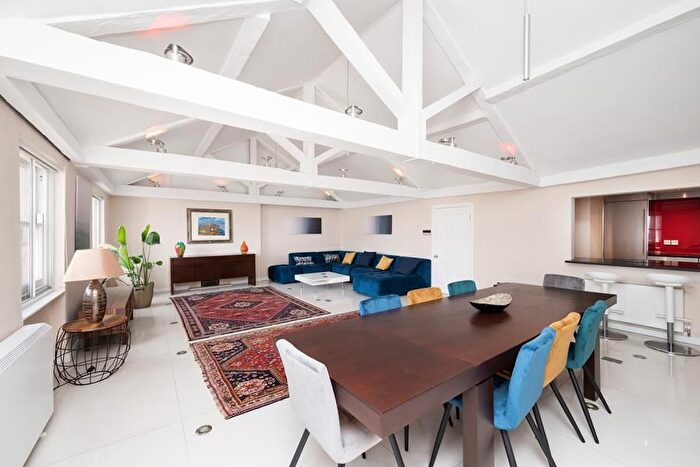 3 Bedroom Flat To Rent In Hertford Street, Mayfair, W1J