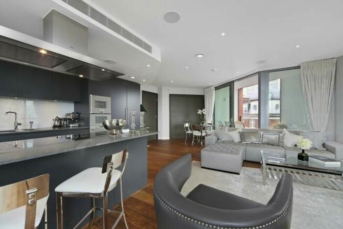 3 Bedroom Flat To Rent In Buckingham Gate, St James Park, SW1E